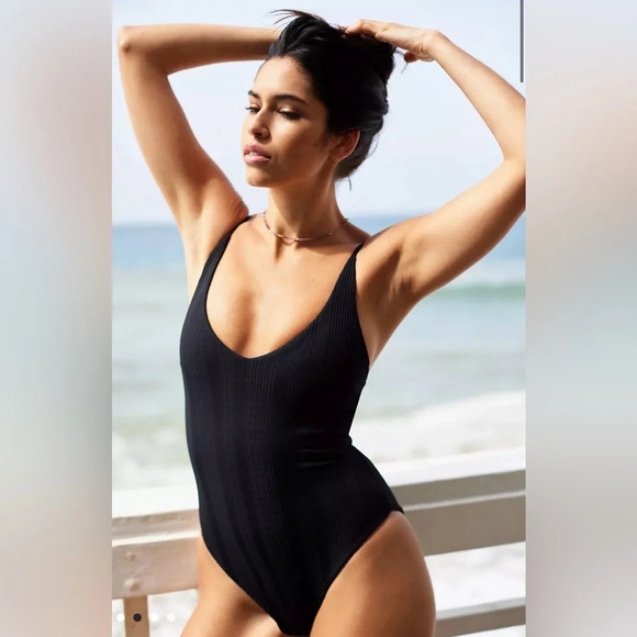 L Space Gianna Classic One-Piece Swimsuit in Black Medium $194.00 MSRP - Picture 3 of 7